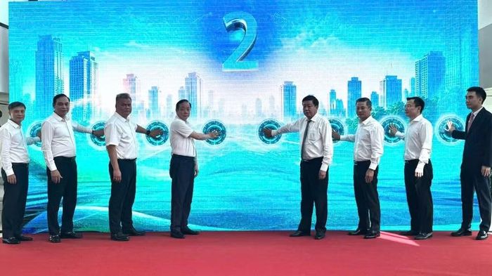 Lãnh đạo Ủy ban Nhân dân thành phố Hà Nội và các đại biểu thực hiện nghi thức khai trương hệ thống vé điện tử liên thông cho giao thông công cộng. (Ảnh: PV/Vietnam+)