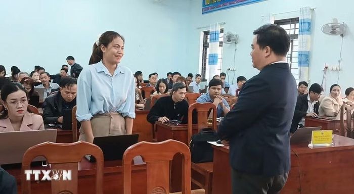 Cán bộ, công chức và giáo viên xã Trà Leng tham gia lớp tập huấn ứng dụng trí tuệ nhân tạo (AI), từng bước tiếp cận các công cụ số phục vụ công việc và giảng dạy. (Ảnh: TTXVN phát)