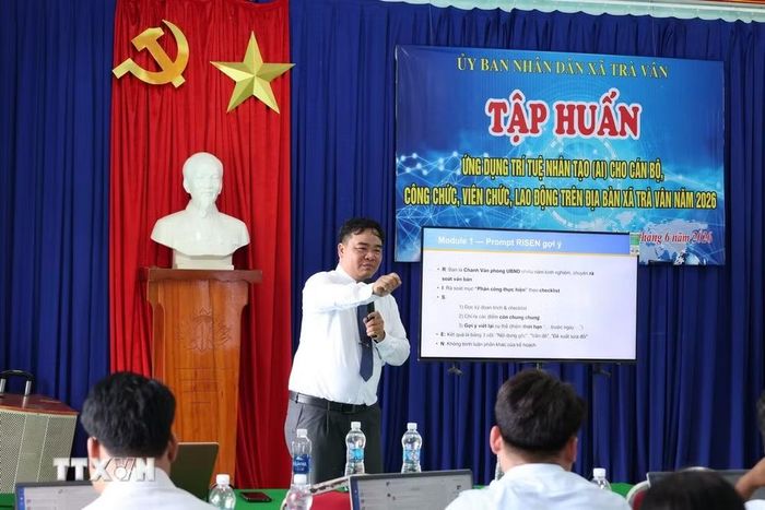 Giảng viên hướng dẫn học viên thực hành sử dụng các nền tảng AI để hỗ trợ xử lý văn bản, tìm kiếm thông tin và xây dựng bài giảng ngay trên máy tính cá nhân tại lớp tập huấn ở xã Trà Vân. (Ảnh: Xuân Quý/TTXVN)