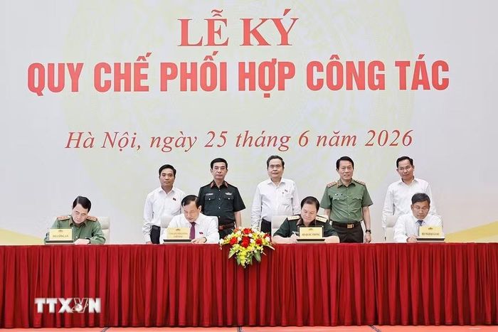 Chủ tịch Quốc hội Trần Thanh Mẫn và đại biểu chứng kiến Lễ ký Quy chế phối hợp công tác giữa Ủy ban Quốc phòng, An ninh và Đối ngoại của Quốc hội với Bộ Quốc phòng, Bộ Công an và Bộ Ngoại giao. (Ảnh: Doãn Tấn/TTXVN)