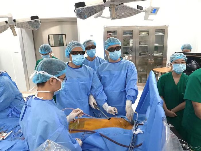 Bác sỹ của bệnh viện thực hiện thành công ca phẫu thuật nội soi toàn bộ, vá lỗ thông liên nhĩ cho bệnh nhân dưới tuần hoàn ngoài cơ thể. (Ảnh: PV/Vietnam+)