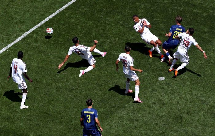 Tiền vệ Ermin Mahmic (26) ghi bàn thắng thứ ba, ấn định tỉ số 3-0 cho Bosnia&amp;Herzegovina. Ảnh: AFP/TTXVN (Ảnh không cho phép bên thứ ba khai thác, chia sẻ lại)