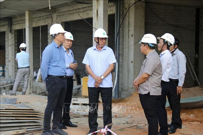 Phó Chủ tịch UBND tỉnh Nguyễn Minh (giữa) trao đổi với các đơn vị liên quan về tiến độ triển khai dự án Chung cư sông Cà Ty.