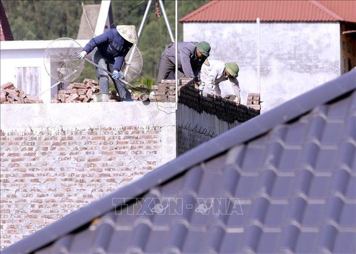 Nắng nóng khiến công việc của các thợ xây làm việc ngoài trời trở nên vất vả hơn. Ảnh chụp tại xã Tam Dương (Phú Thọ). Ảnh: Hoàng Hùng/TTXVN