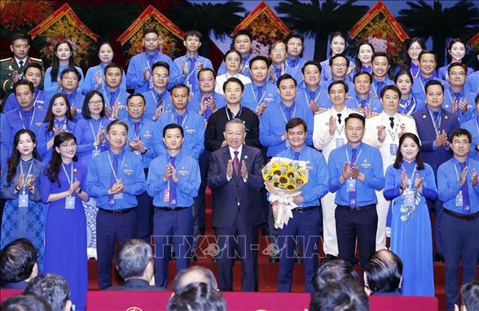 Tổng Bí thư, Chủ tịch nước Tô Lâm chúc mừng Ban chấp hành Đoàn TNCS Hồ Chí Minh lần thứ XIII, nhiệm kỳ 2026 - 2031. Ảnh: Thống Nhất/TTXVN