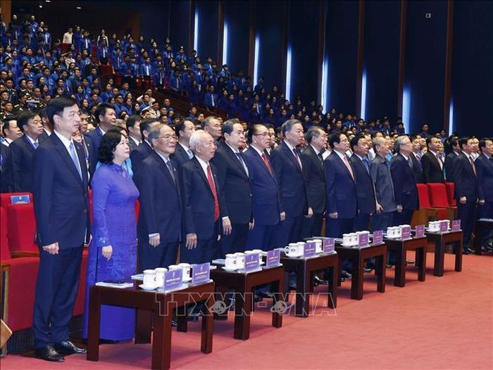 Tổng Bí thư, Chủ tịch nước Tô Lâm và các đại biểu thực hiện nghi lễ chào cờ. Ảnh: Thống Nhất/TTXVN