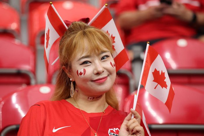 Cổ động viên Canada cổ vũ đội nhà trong trận gặp tuyển Thụy Sĩ. Ảnh: AFP/TTXVN (Ảnh không cho phép bên thứ ba khai thác, chia sẻ lại).