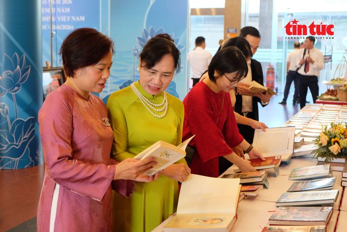 Không gian trưng bày sách báo, tài liệu về gia đình và phát triển văn hóa đọc trong gia đình thu hút đông đảo du khách.