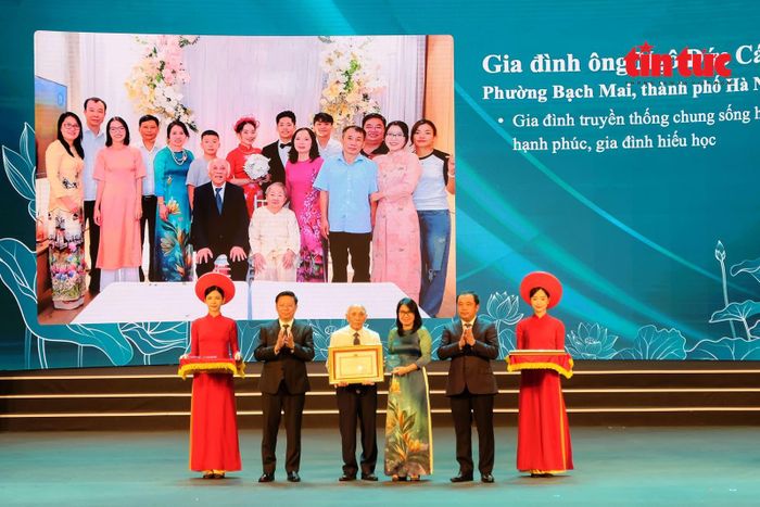 Không chỉ thành công trong việc giữ gìn nề nếp gia phong, các gia đình này còn đi đầu trong các hoạt động khuyến học, phát triển kinh tế và bảo tồn các giá trị văn hóa tại địa phương.