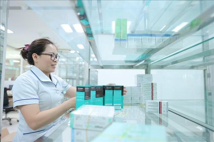 Nhân viên y tế của Bệnh viện Bạch Mai đã túc trực tại các Khoa, phòng sắp xếp lại thiết bị, dụng cụ phục vụ khám chữa bệnh; Bày các chủng loại thuốc lên kệ tại nhà thuốc để sẵn sàng phục vụ người bệnh.