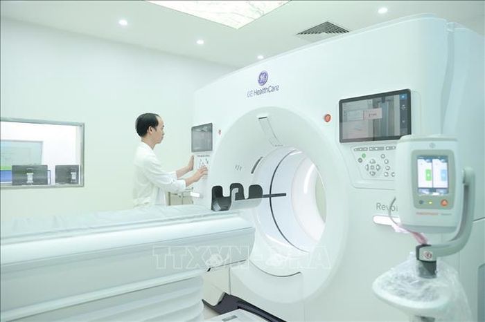 Trong lĩnh vực chẩn đoán hình ảnh, bệnh viện được trang bị máy chụp cắt lớp vi tính CT 512 lát cắt, một trong những dòng máy hiện đại nhất hiện nay, phục vụ hiệu quả cho công tác cấp cứu và điều trị. Các thông số được thiết lập và vận hành với sự hỗ trợ của trí tuệ nhân tạo (AI), giúp rút ngắn thời gian thực hiện và nâng cao độ chính xác.