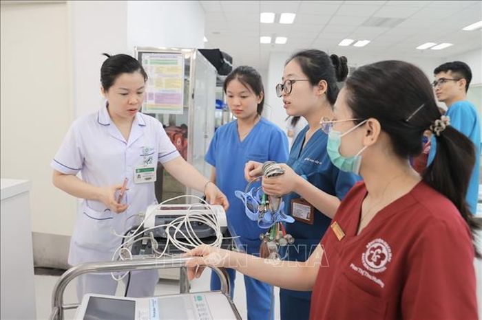 Nhân viên y tế của Bệnh viện Bạch Mai đã túc trực tại các Khoa, phòng sắp xếp lại thiết bị, dụng cụ phục vụ khám chữa bệnh; chuẩn bị các chủng loại thuốc lên kệ tại nhà thuốc để sẵn sàng phục vụ người bệnh.
