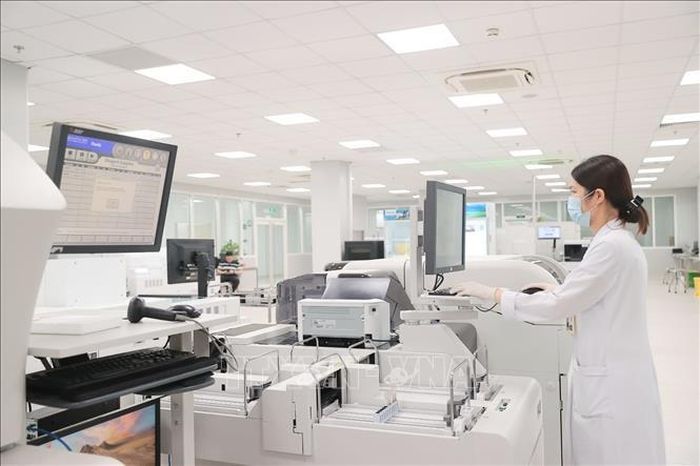 Tại phòng Xét nghiệm huyết học và truyền máu, Khoa Hóa sinh, bệnh viện được trang bị hệ thống Cobas pro - nền tảng xét nghiệm tích hợp thế hệ mới nhất dành cho các phòng xét nghiệm. Đây là nền tảng mô đun linh hoạt, có khả năng tích hợp đồng thời xét nghiệm sinh hóa lâm sàng, miễn dịch và điện giải đồ trên cùng một dàn máy tự động hóa cao, với tổng công suất lên đến 4.400 xét nghiệm/giờ.