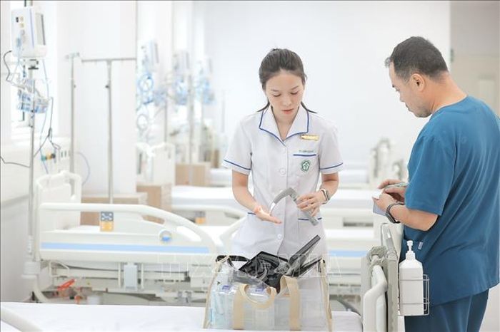 Nhân viên y tế của Bệnh viện Bạch Mai đã túc trực tại các Khoa, phòng sắp xếp lại thiết bị, dụng cụ phục vụ khám chữa bệnh; chuẩn bị các chủng loại thuốc lên kệ tại nhà thuốc để sẵn sàng phục vụ người bệnh.