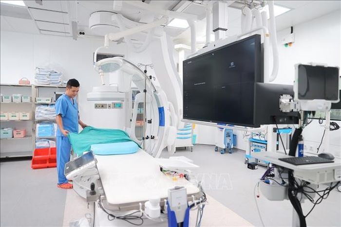Tại phòng chụp mạch và can thiệp số hóa xóa nền (DSA), bệnh viện trang bị hệ thống DSA thế hệ mới, có khả năng thực hiện đồng thời các kỹ thuật can thiệp thần kinh và can thiệp mạch ngoại biên. Đối với lĩnh vực thần kinh, hệ thống hỗ trợ điều trị nhiều bệnh lý phức tạp như phình động mạch não, dị dạng mạch máu não...
