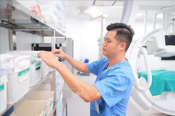 Tại phòng chụp mạch và can thiệp số hóa xóa nền (DSA), bệnh viện trang bị hệ thống DSA thế hệ mới, có khả năng thực hiện đồng thời các kỹ thuật can thiệp thần kinh và can thiệp mạch ngoại biên. Đối với lĩnh vực thần kinh, hệ thống hỗ trợ điều trị nhiều bệnh lý phức tạp như phình động mạch não, dị dạng mạch máu não...