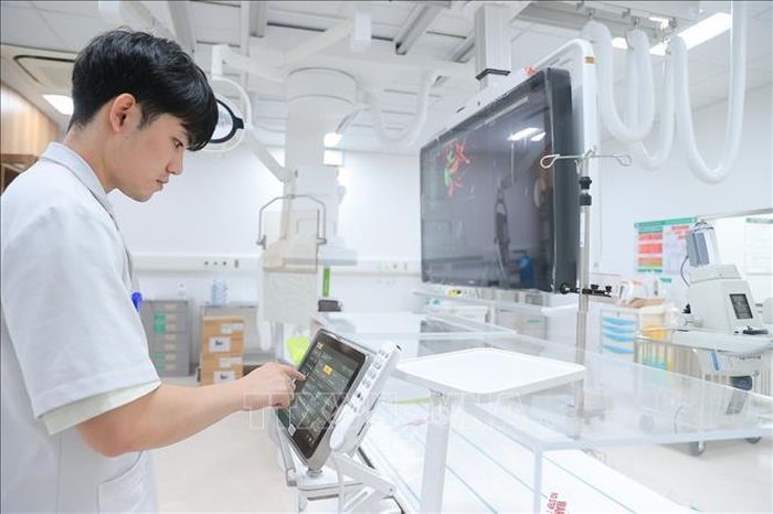Bệnh viện được trang bị dòng máy DSA hiện đại nhất hiện nay, có thể triển khai đầy đủ các kỹ thuật can thiệp chuyên sâu. Đặc biệt, hệ thống được tích hợp các công nghệ trí tuệ nhân tạo (AI), hỗ trợ tái tạo hình ảnh, lập bản đồ mạch máu, giúp bác sĩ xác định chính xác vị trí tổn thương, lựa chọn phương án điều trị tối ưu và nâng cao hiệu quả can thiệp cho người bệnh.