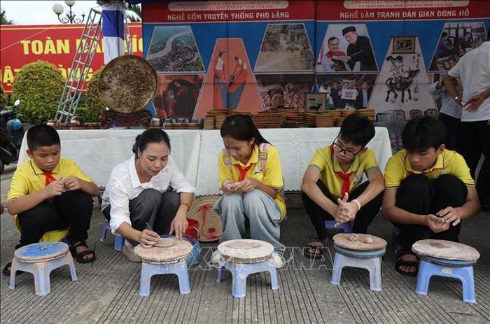 Học sinh trải nghiệm không gian làng nghề gốm Phù Lãng.
