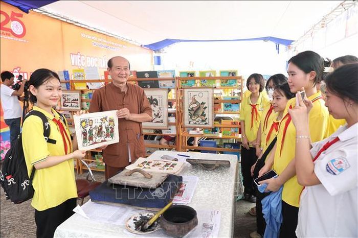 Học sinh trải nghiệm không gian làng nghề tranh Đông Hồ.