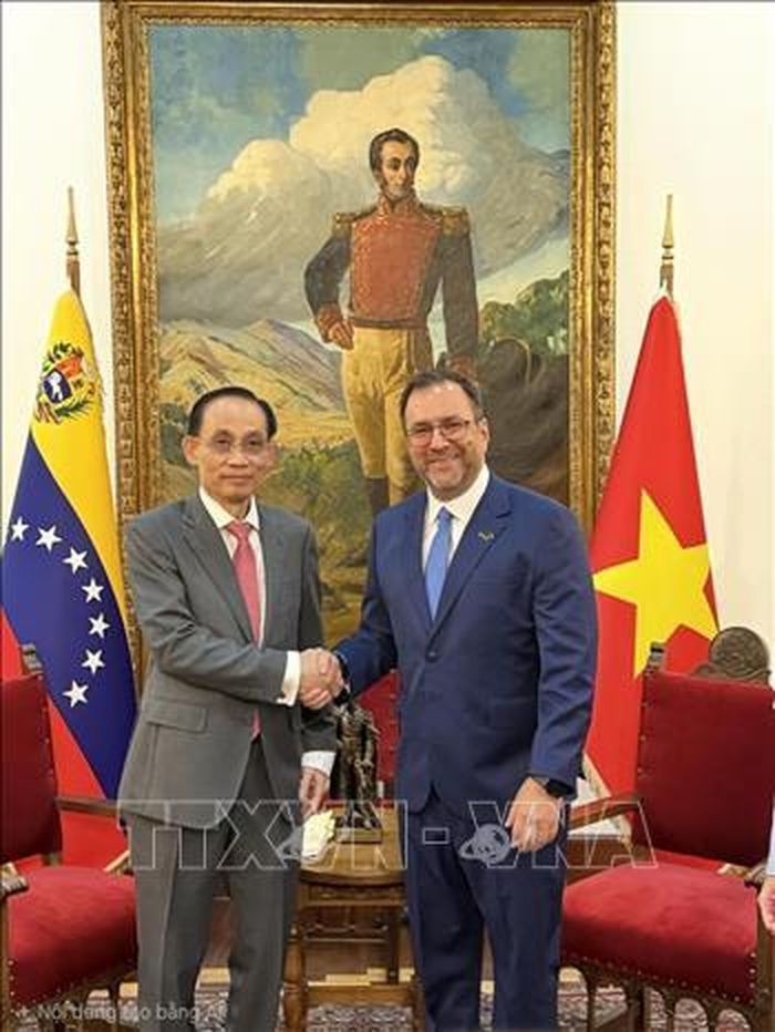 Bộ trưởng Ngoại giao Lê Hoài Trung gặp Bộ trưởng Ngoại giao Venezuela Yvan Gil Pinto. Ảnh: TTXVN phát.