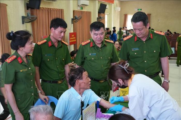 Lãnh đạo Công an tỉnh Nghệ An đến kiểm tra công tác thu nhận mẫu ADN tại Công an phường Trường Vinh. Ảnh: Bích Huệ - TTXVN