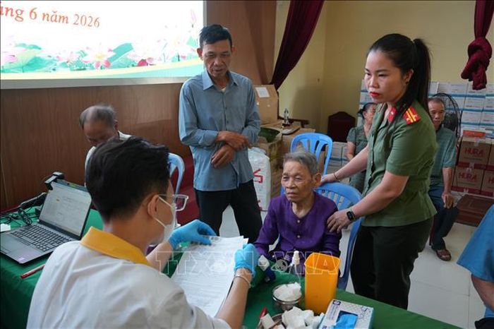 Để hoàn thành khối lượng công việc rất lớn trong thời gian ngắn, 372 cán bộ, chiến sĩ được bố trí tại 7 điểm thu nhận mẫu trên toàn tỉnh để trực tiếp thực hiện nhiệm vụ. Ảnh: Bích Huệ/TTXVN