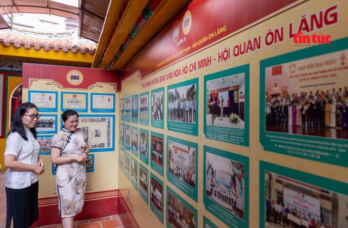 Không gian văn hóa Hồ Chí Minh tại Hội quán Ôn Lăng, phường Chợ Lớn thu hút đồng bào Hoa đến tham quan, tìm hiểu. Ảnh: An Hiếu/Báo Tin tức và Dân tộc