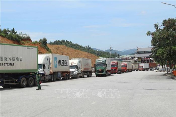 Hàng hóa được vận chuyển ra khu vực chờ xuất khẩu trong cửa khẩu quốc tế Hữu Nghị.