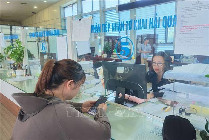 Doanh nghiệp thực hiện kê khai hải quan tại cửa khẩu quốc tế Hữu Nghị.
