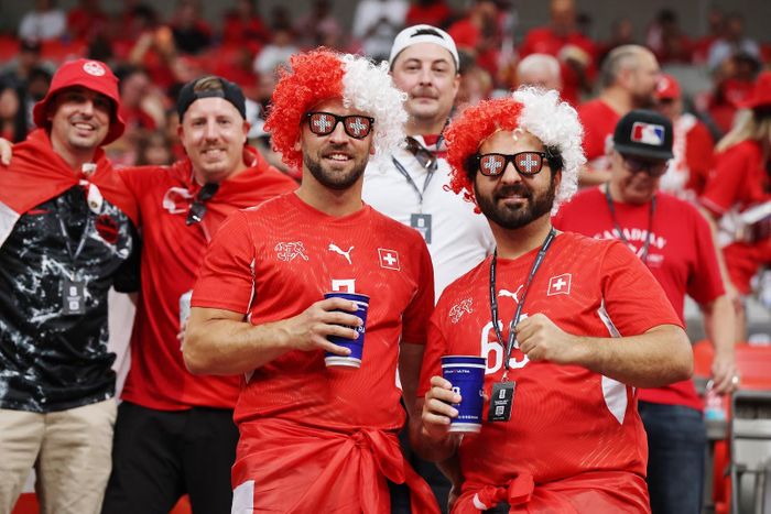 Cổ động viên Thụy Sĩ cổ vũ đội nhà trong trận gặp tuyển Canada. Ảnh: AFP/TTXVN (Ảnh không cho phép bên thứ ba khai thác, chia sẻ lại)