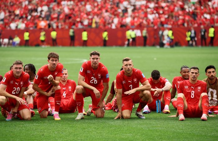 Các tuyển thủ Thụy Sĩ tri ân cổ động viên khi trận đấu gặp đồng chủ nhà Canada kết thúc. Ảnh: AFP/TTXVN (Ảnh không cho phép bên thứ ba khai thác, chia sẻ lại)