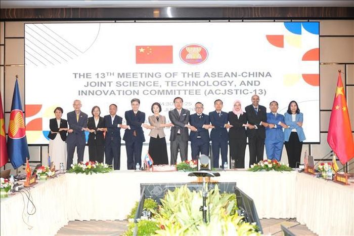 Đoàn đại biểu các quốc gia thành viên ASEAN chụp ảnh lưu niệm tại Hội nghị. Ảnh: Văn Phiên/PV TTXVN tại Lào