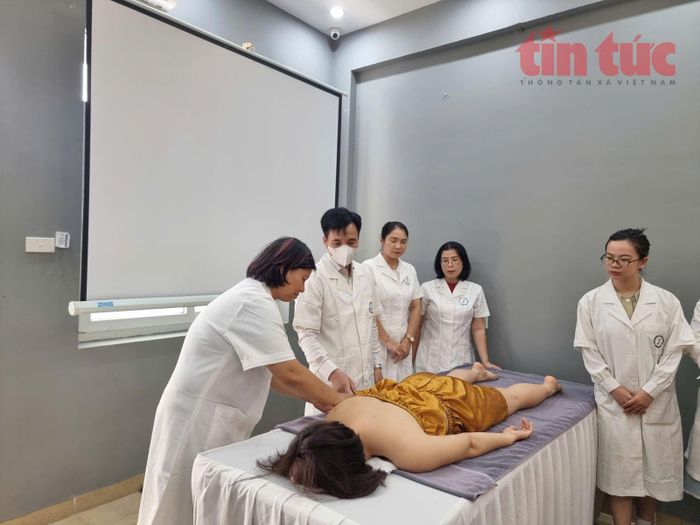 Lớp học kỹ thuật xoa bóp bấm huyệt cho lao động thất nghiệp tại trường Trung cấp y khoa Việt Nam.