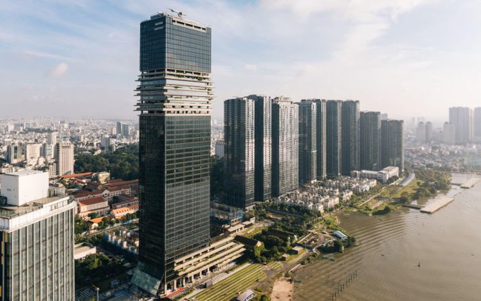 Một góc đô thị TP Hồ Chí Minh nằm bên sông Sài Gòn.