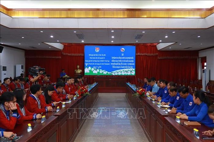Quang cảnh buổi làm việc giữa Đoàn thanh niên tình nguyện hè TP Hồ Chí Minh và Tỉnh đoàn Champasak. Ảnh: TTXVN phát