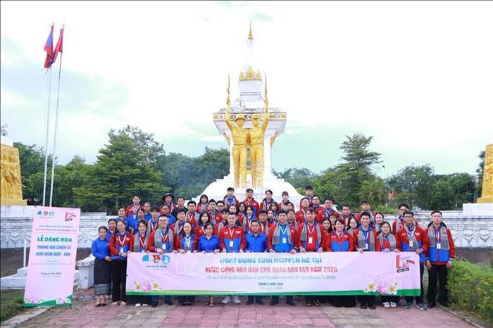 Lãnh đạo Thành đoàn TP Hồ Chí Minh, Tỉnh đoàn Attapeu cùng các chiến sĩ tình nguyện dâng hoa tại Tượng đài Liên minh chiến đấu Việt Nam – Lào (tỉnh Champasak). Ảnh: TTXVN phát