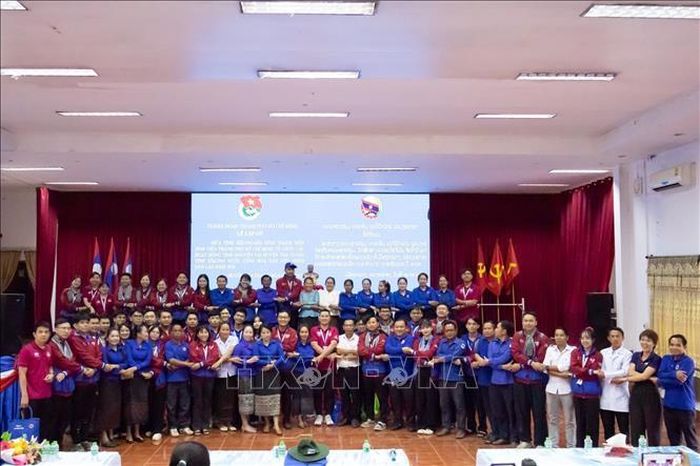 Đoàn thanh niên tình nguyện hè TP Hồ Chí Minh và Tỉnh đoàn Xekong chụp ảnh lưu niệm. Ảnh: TTXVN phát