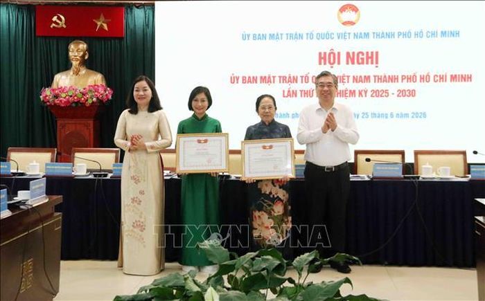 Trao Bằng khen của Ủy ban MTTQ Việt Nam Thành phố Hồ Chí Minh cho các tập thể, cá nhân có thành tích xuất sắc trong công tác Mặt trận.