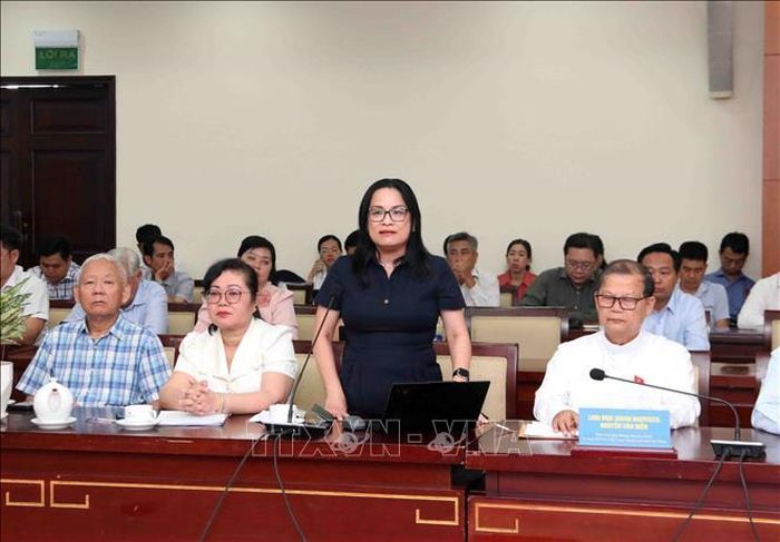 PGS.TS Ngô Thị Phương Lan, Hiệu trưởng trường Đại học Khoa học, xã hội và nhân văn - Đại học Quốc gia Thành phố Hồ Chí Minh đóng góp ý kiến về đổi mới phương thức hoạt động công tác Mặt trận 6 tháng cuối năm.