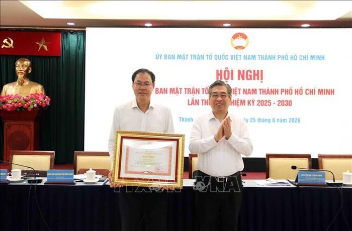 Ông Nguyễn Phước Lộc, Phó Bí thư Thành ủy trao Bằng khen của Thủ tướng Chính phủ cho ông Nguyễn Thành Trung, Phó Chủ tịch Ủy ban MTTQ Việt Nam, Chủ tịch Hội Nông dân Thành phố.