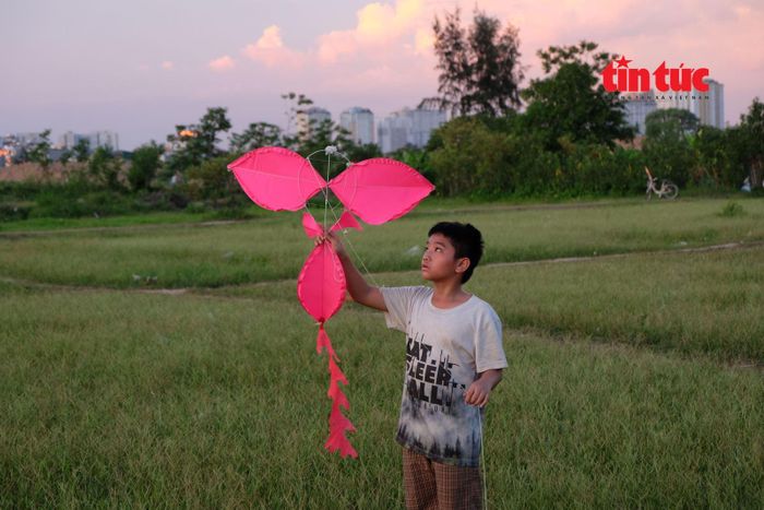 Niềm vui giản đơn của em nhỏ khi được sở hữu một cánh diều của riêng mình.