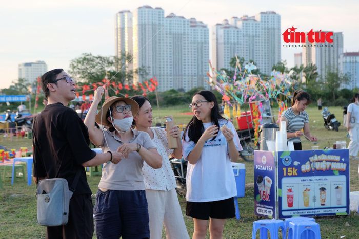 Phút giây gắn kết của các thành viên trong gia đình bên những cánh diều.