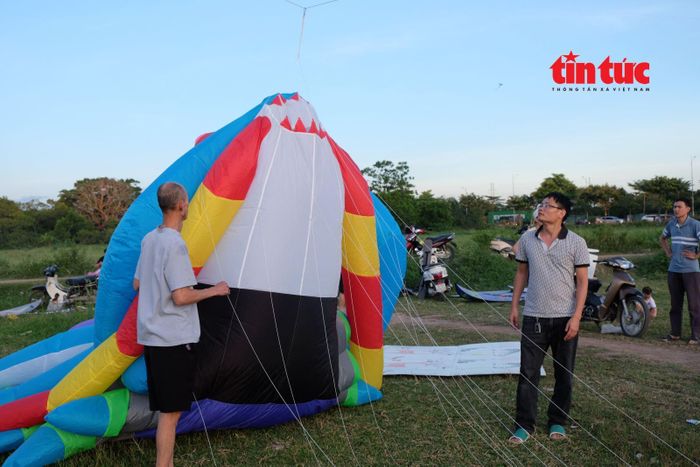 Cần đến 3 người mới có thể đưa diều bạch tuộc khổng lồ lên trời.