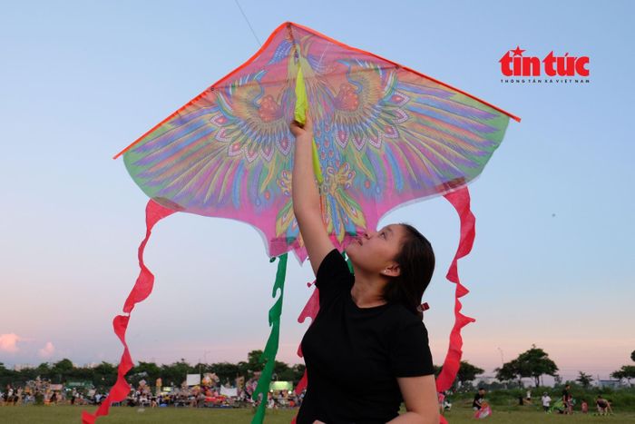 Sự khéo léo của người chơi nhỏ tuổi trong việc đưa cánh diều lên trước gió.