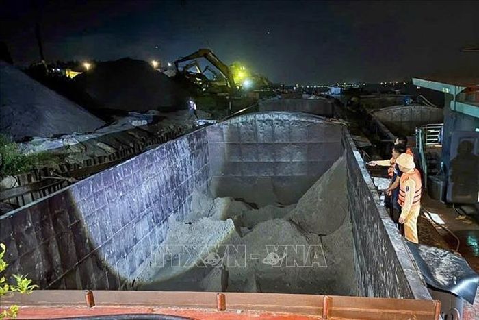 Lực lượng chức năng phát hiện, xử lý 2 bến vật liệu xây dựng không phép hoạt động ven sông Hồng, tối 24/6/2026. Ảnh: TTXVN phát