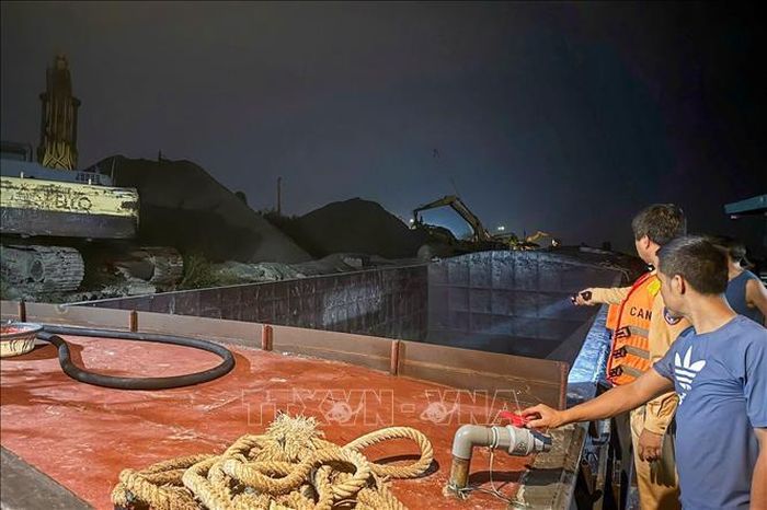 Lực lượng chức năng phát hiện, xử lý 2 bến vật liệu xây dựng không phép hoạt động ven sông Hồng, tối 24/6/2026. Ảnh: TTXVN phát
