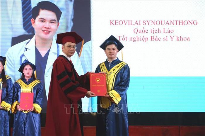 Lãnh đạo trường Đại học Y Dược Thái Bình trao bằng tốt nghiệp cho lưu học sinh nước Cộng hòa Dân chủ Nhân dân Lào.
