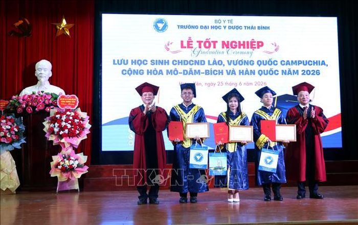 Lãnh đạo trường Đại học Y Dược Thái Bình trao khen thưởng cho 3 lưu học sinh Vương quốc Campuchia có thành tích xuất sắc trong học tập.