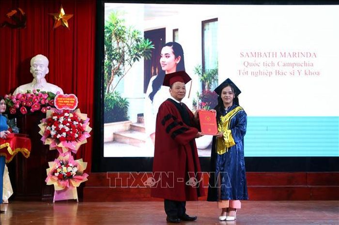 Nhà giáo ưu tú, Phó Giáo sư, Tiến sỹ Nguyễn Duy Cường, Hiệu trưởng trường Đại học Y Dược Thái Bình trao bằng tốt nghiệp cho lưu học sinh Vương quốc Campuchia.