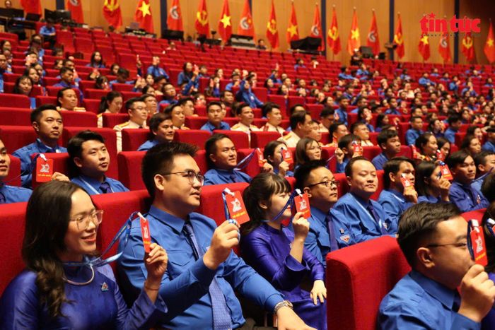 Các đại biểu biểu quyết tại đại hội.